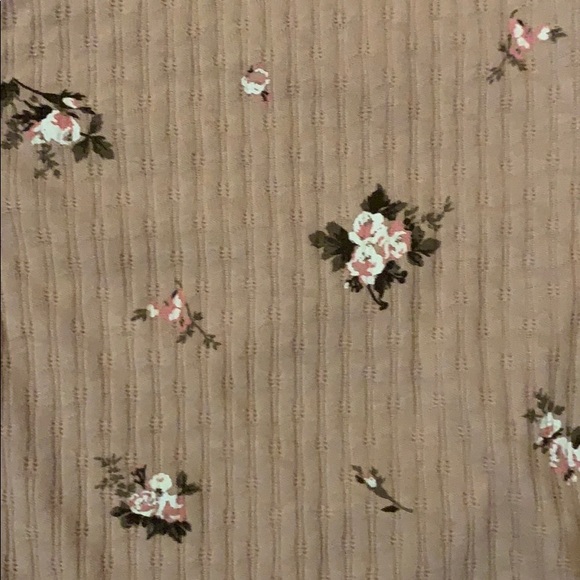 Super cute cropped bottom down tee - Picture 3 of 3